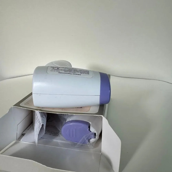 Infrared Thermometer white and purple new in box and another use (2x1) - Picture 6 of 7